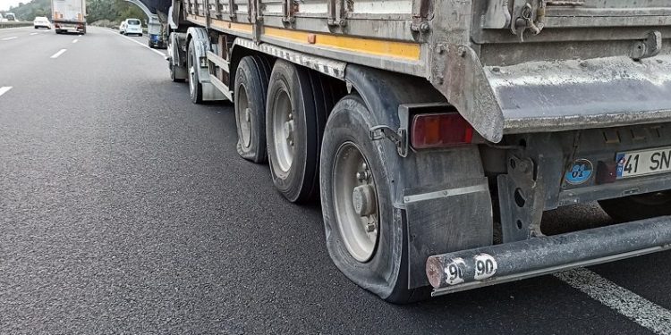 Polisten kaçan TIR, lastiklerine ateş edilerek durduruldu