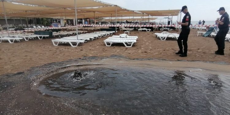 Manavgat’ta sahilde kanalizasyon patladı