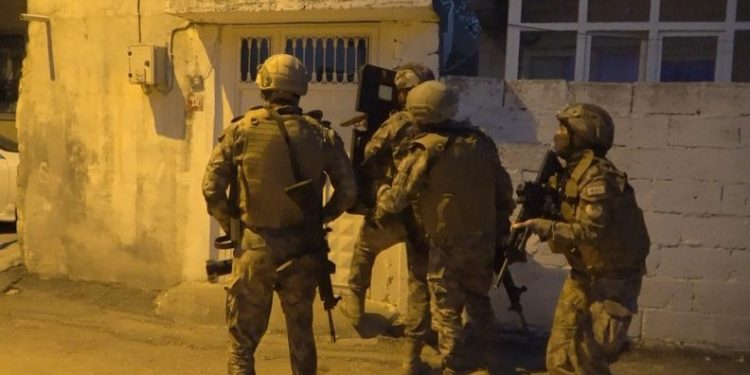 Adıyaman’da zehir tacirlerine şafak baskını