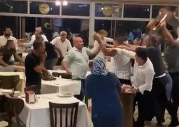 Restoranda istek şarkı kavgası