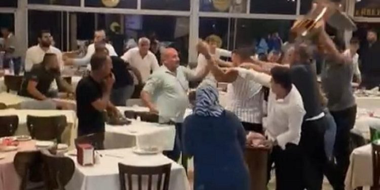 Restoranda istek şarkı kavgası