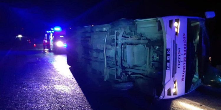 Yozgat’ta cenazeye gidenleri taşıyan otobüs devrildi
