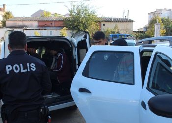 Polisten kaçan araçtan göçmenler çıktı