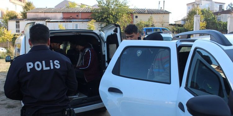 Polisten kaçan araçtan göçmenler çıktı