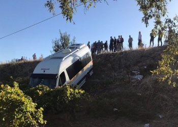 Manisa’da öğrenci servisi üzüm bağına uçtu