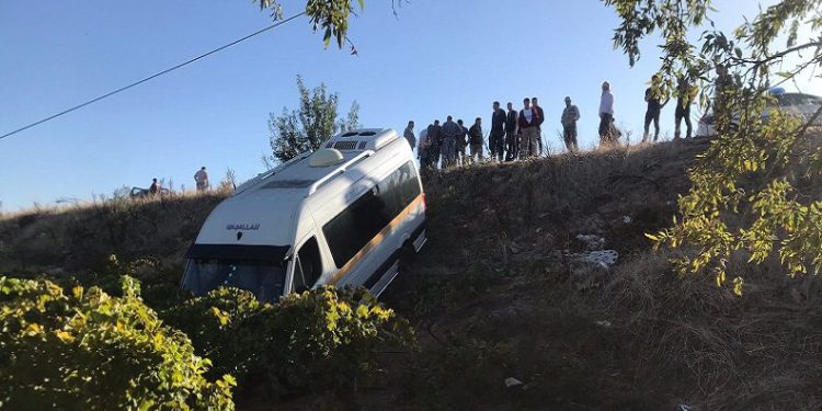 Manisa’da öğrenci servisi üzüm bağına uçtu