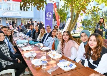 Başkan Mehmet Kanar üniversite öğrencileriyle