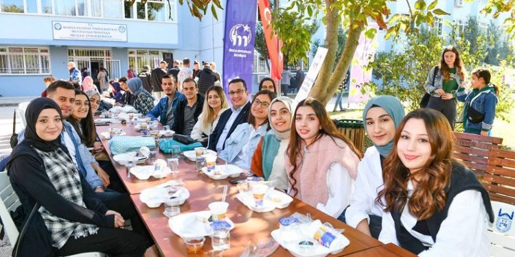 Başkan Mehmet Kanar üniversite öğrencileriyle