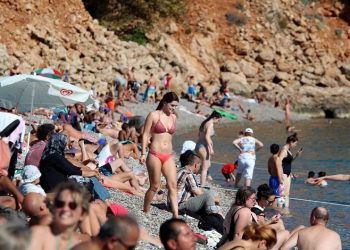 Antalya sahilleri yaz sezonunu aratmadı