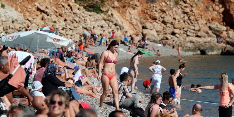 Antalya sahilleri yaz sezonunu aratmadı
