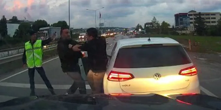 Bursa’da kontrol noktasında kavgaya tutuştular