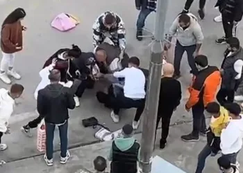 Kent Meydanı’nda dehşet anları! Arkasından yaklaşıp bıçakladı