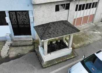 Yol kenarındaki mezar bir mahalleyi ikiye böldü