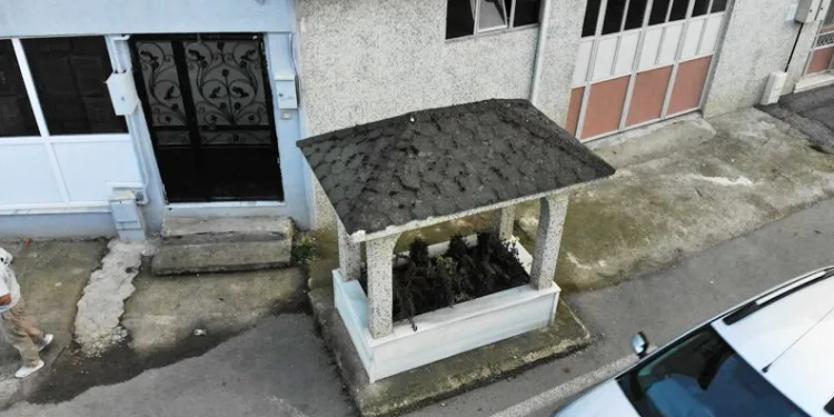 Yol kenarındaki mezar bir mahalleyi ikiye böldü