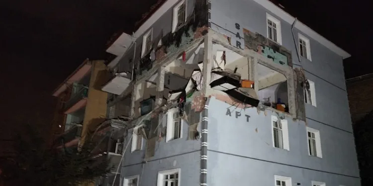 4 katlı binada doğal gaz patlaması