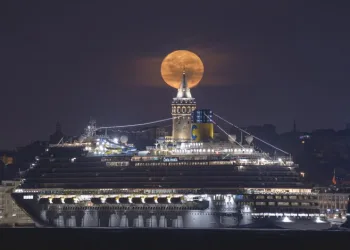 İstanbul’da büyüleyen dolunay manzarası