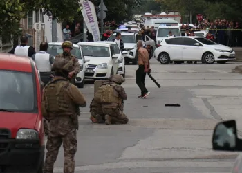 Şehrin göbeğinde pompalıyla etrafa ateş açtı