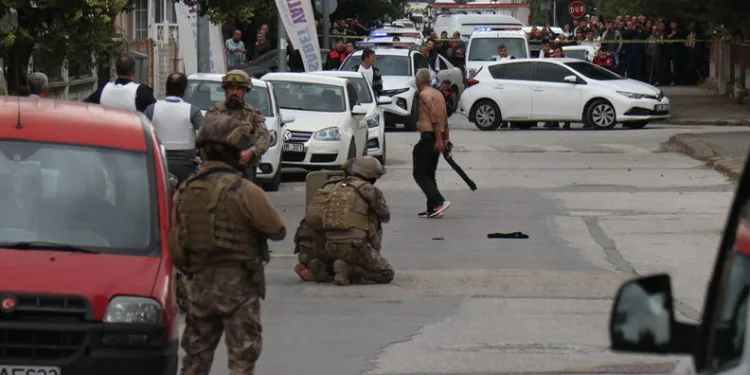 Şehrin göbeğinde pompalıyla etrafa ateş açtı