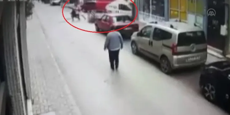 Bursa’da kargo aracı anne ve kızına çarptı