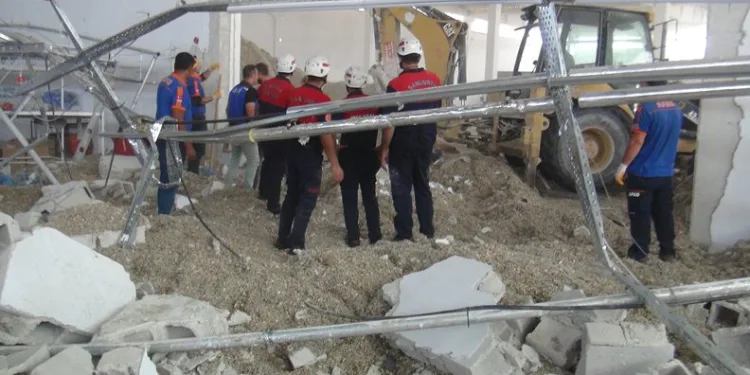 İşçilerin çalıştığı sırada fabrika duvarı çöktü