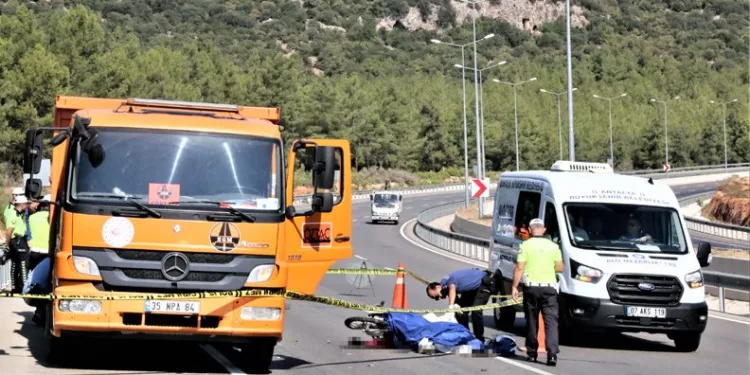 Kamyona çarpan motosikletli kadın hayatını kaybetti