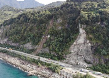 Artvin’de heyelan nedeniyle kapanan karayolu trafiğe açıldı