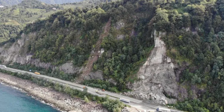 Artvin’de heyelan nedeniyle kapanan karayolu trafiğe açıldı