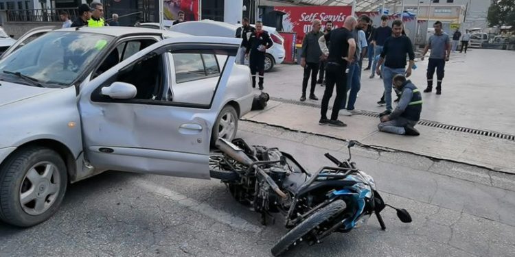 Bursa’da motosikletle otomobil çarpıştı: 4 yaralı