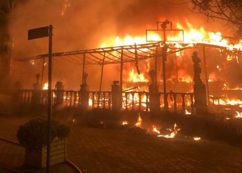 Kira zammına sinirlenip oteli yaktı