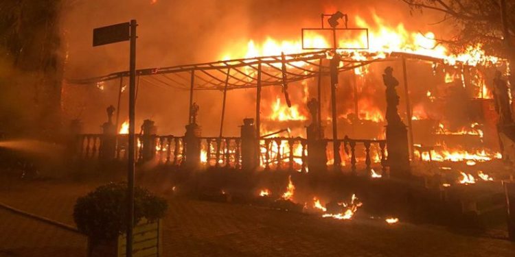 Kira zammına sinirlenip oteli yaktı