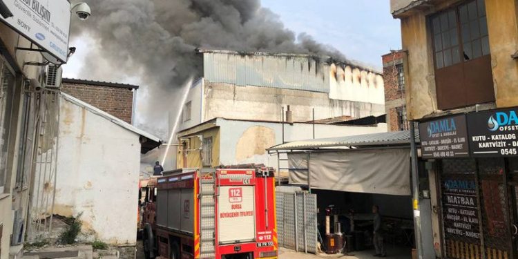 Bursa’da üç katlı imalathanede yangın