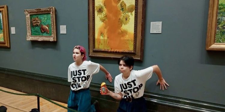 Van Gogh’un tablosuna çorba döktüler