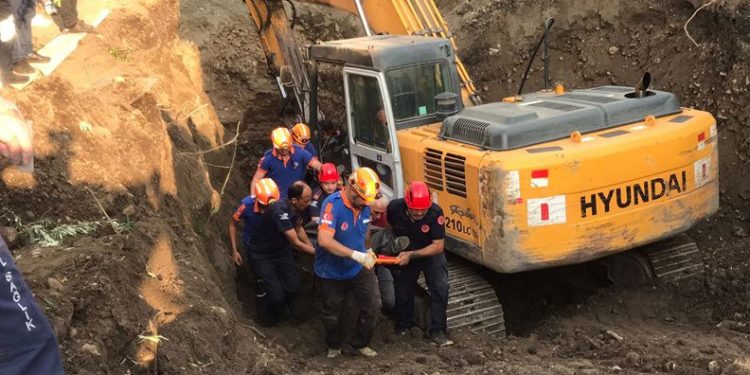 Define kazısında toprağın altında kalan gencin cesedine ulaşıldı