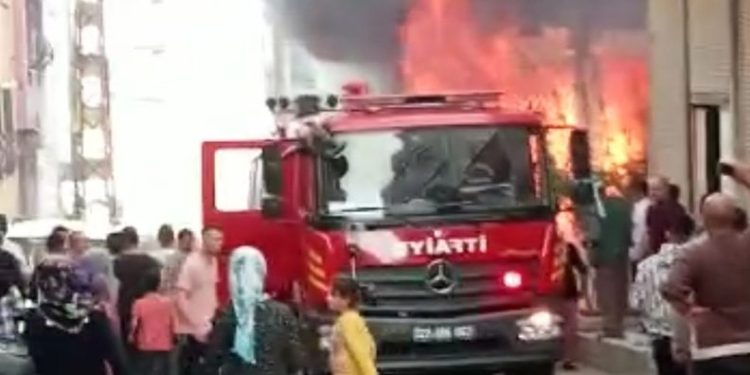 Gaziantep’te ecza deposunda korkutan yangın
