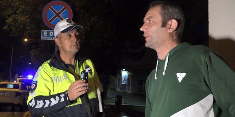 “Sürücü ben değilim” diye polisi ikna etmeye çalıştı