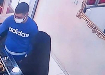 Kuyumcuyu oyalayıp hasır bilezik çaldılar