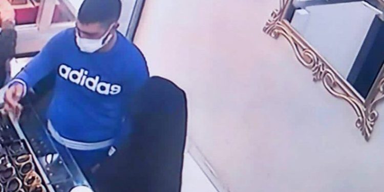 Kuyumcuyu oyalayıp hasır bilezik çaldılar