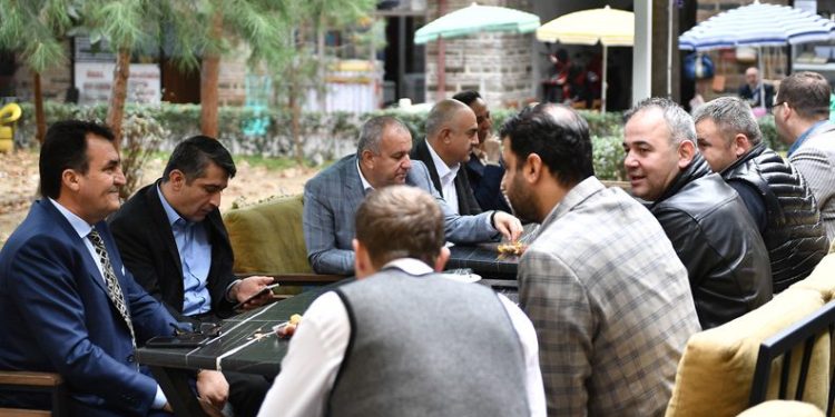 Başkan Dündar esnafla kahvaltıda buluştu