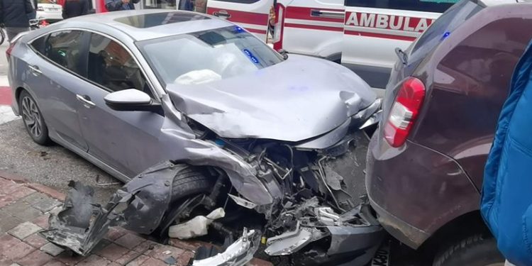 Bursa’da sara nöbeti geçiren sürücü 6 araca çarptı