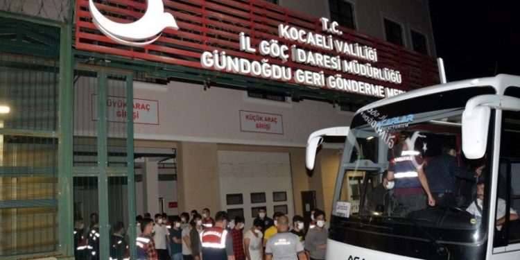 Kocaeli’de 13 düzensiz göçmen sınır dışı edildi