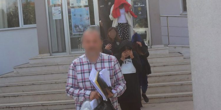 Bursa’da hırsızlık yapan 4 kadın Manisa’da yakalandı