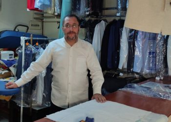 Bursa’da müşterilerinin unuttuğu kıyafetleri saklıyor