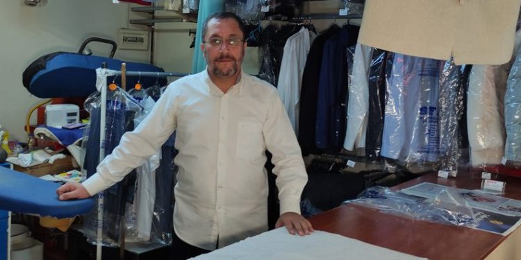 Bursa’da müşterilerinin unuttuğu kıyafetleri saklıyor