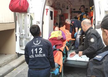 Denizli’de kocasıyla tartışıp kendini bıçakladı