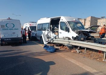 Gaziantep’te işçi servisi bariyerlere saplandı