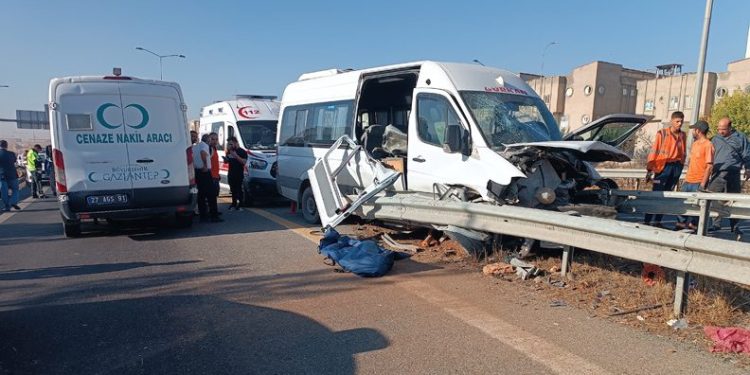 Gaziantep’te işçi servisi bariyerlere saplandı