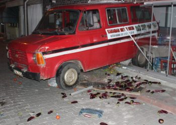 Çanakkale’de minibüs çay ocağına daldı