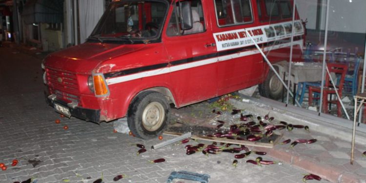 Çanakkale’de minibüs çay ocağına daldı