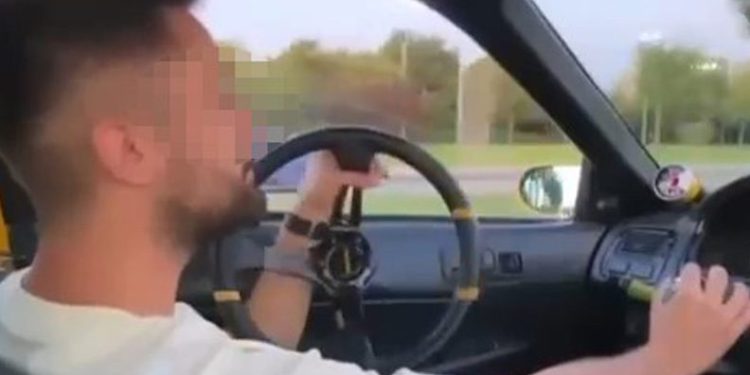 Seyir halindeki aracın direksiyonunu söktü