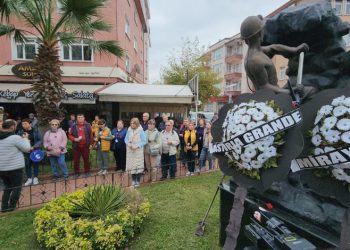 Rus turistler şehit madencileri andı